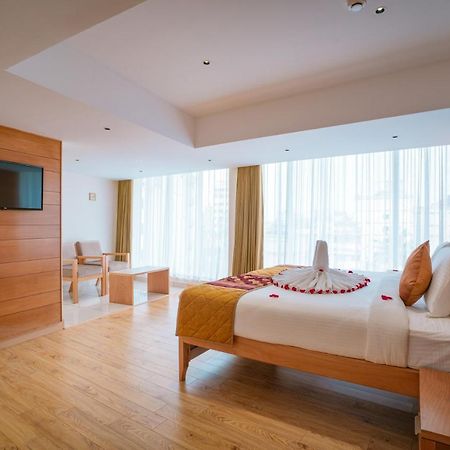 Townbridge Hotels & Suites Kochi Екстериор снимка
