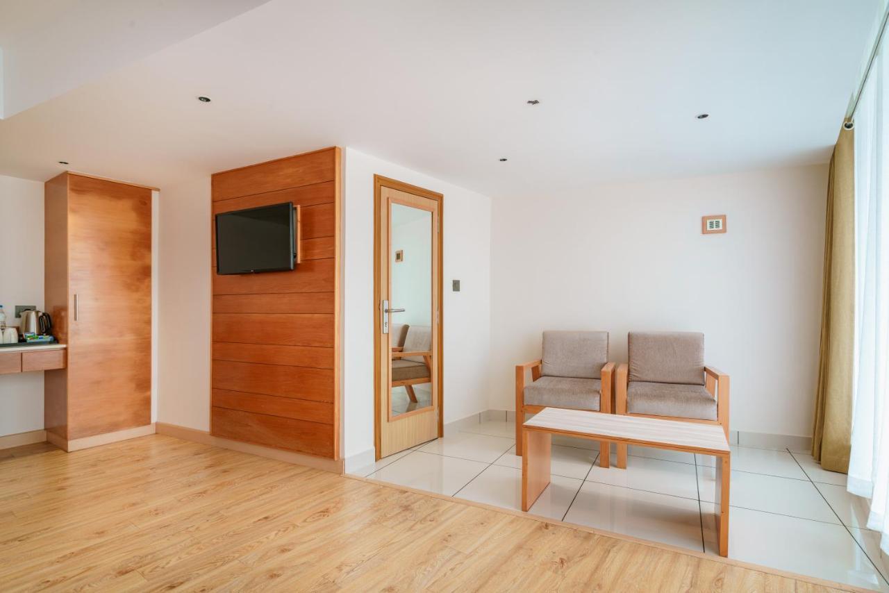 Townbridge Hotels & Suites Kochi Екстериор снимка