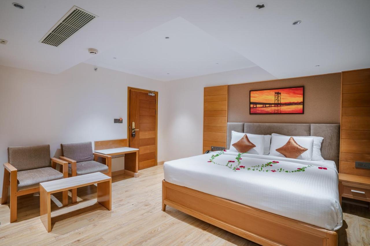 Townbridge Hotels & Suites Kochi Екстериор снимка
