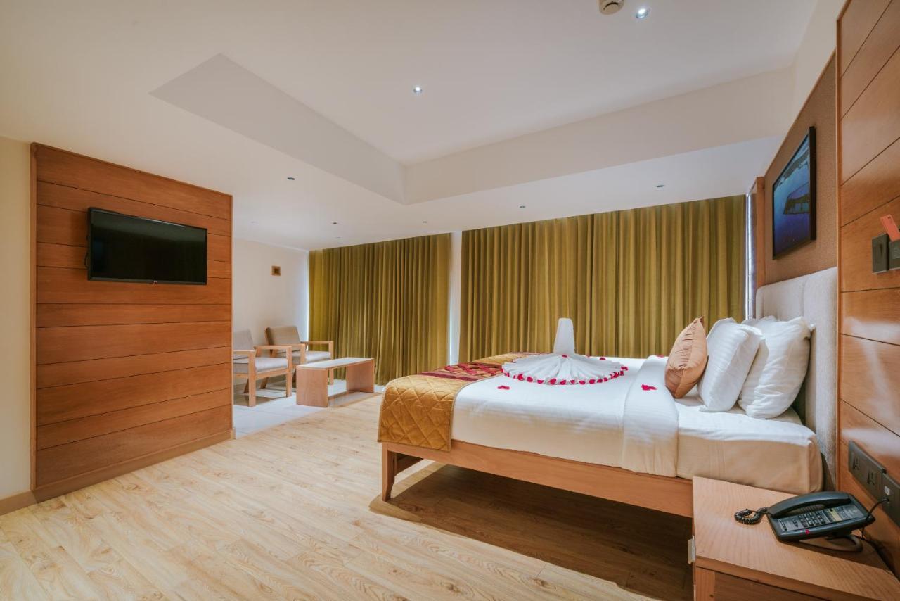 Townbridge Hotels & Suites Kochi Екстериор снимка