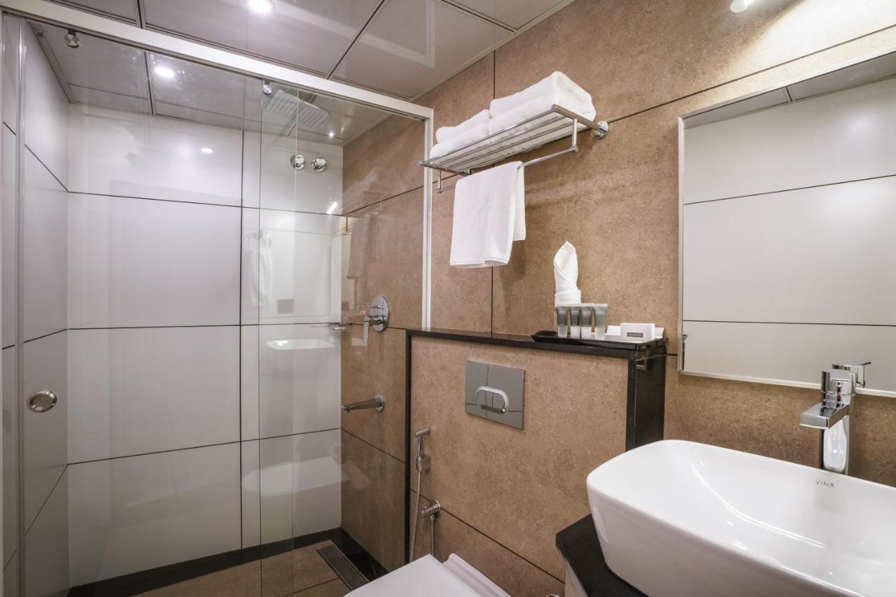 Townbridge Hotels & Suites Kochi Екстериор снимка