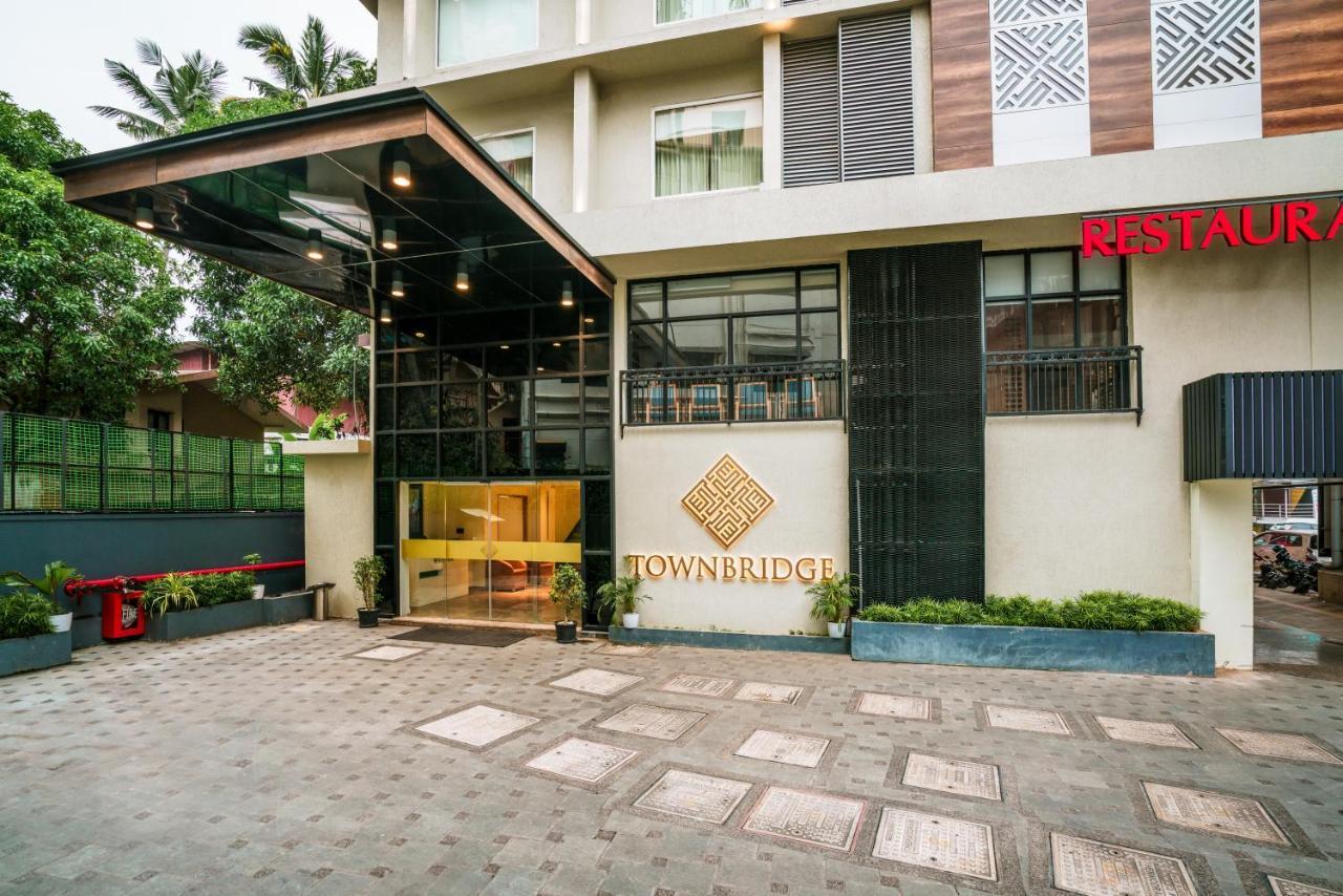 Townbridge Hotels & Suites Kochi Екстериор снимка