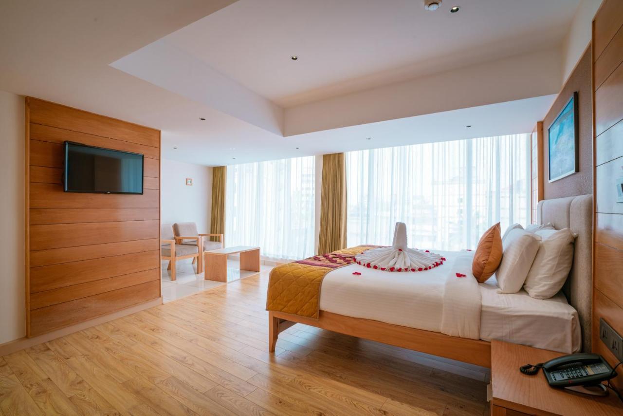 Townbridge Hotels & Suites Kochi Екстериор снимка