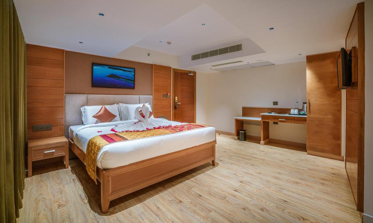 Townbridge Hotels & Suites Kochi Екстериор снимка
