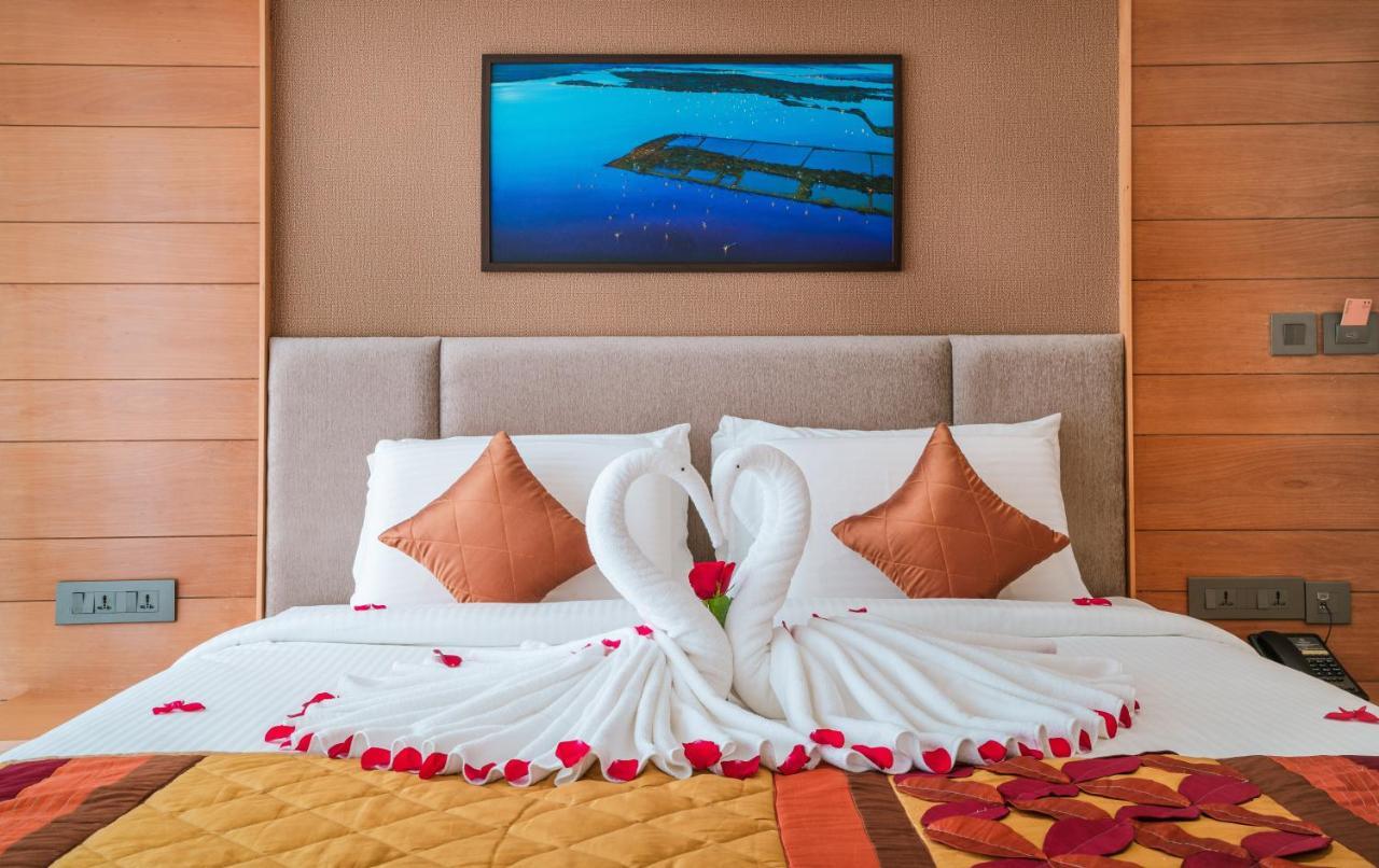 Townbridge Hotels & Suites Kochi Екстериор снимка