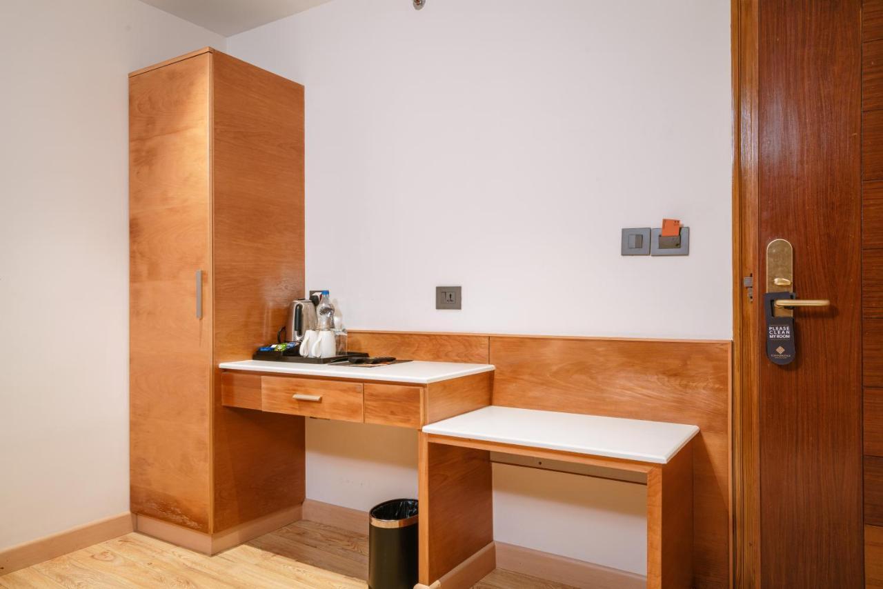 Townbridge Hotels & Suites Kochi Екстериор снимка