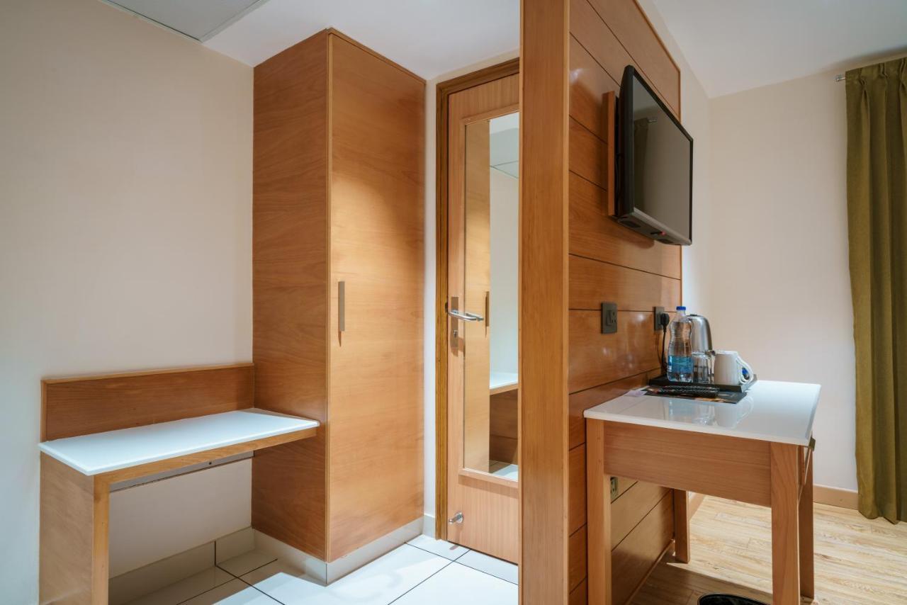 Townbridge Hotels & Suites Kochi Екстериор снимка