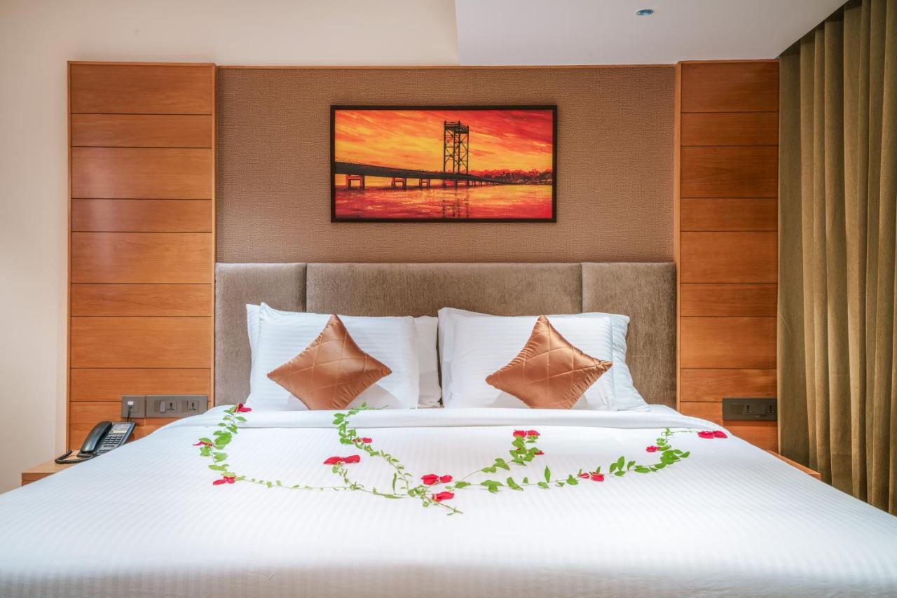 Townbridge Hotels & Suites Kochi Екстериор снимка