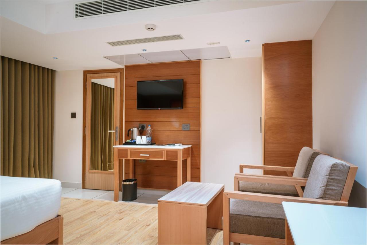 Townbridge Hotels & Suites Kochi Екстериор снимка