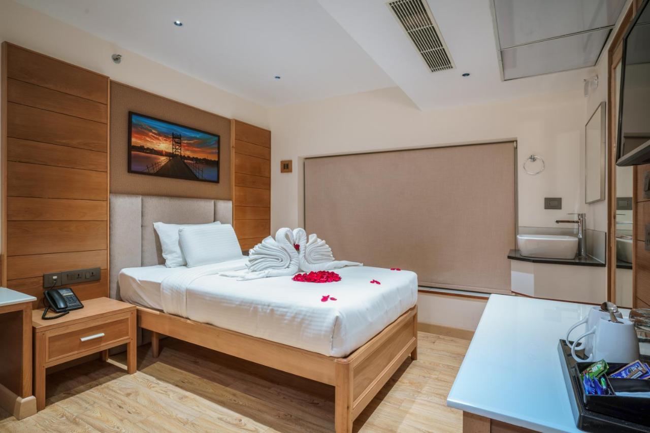 Townbridge Hotels & Suites Kochi Екстериор снимка