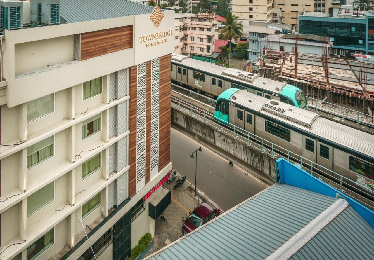 Townbridge Hotels & Suites Kochi Екстериор снимка