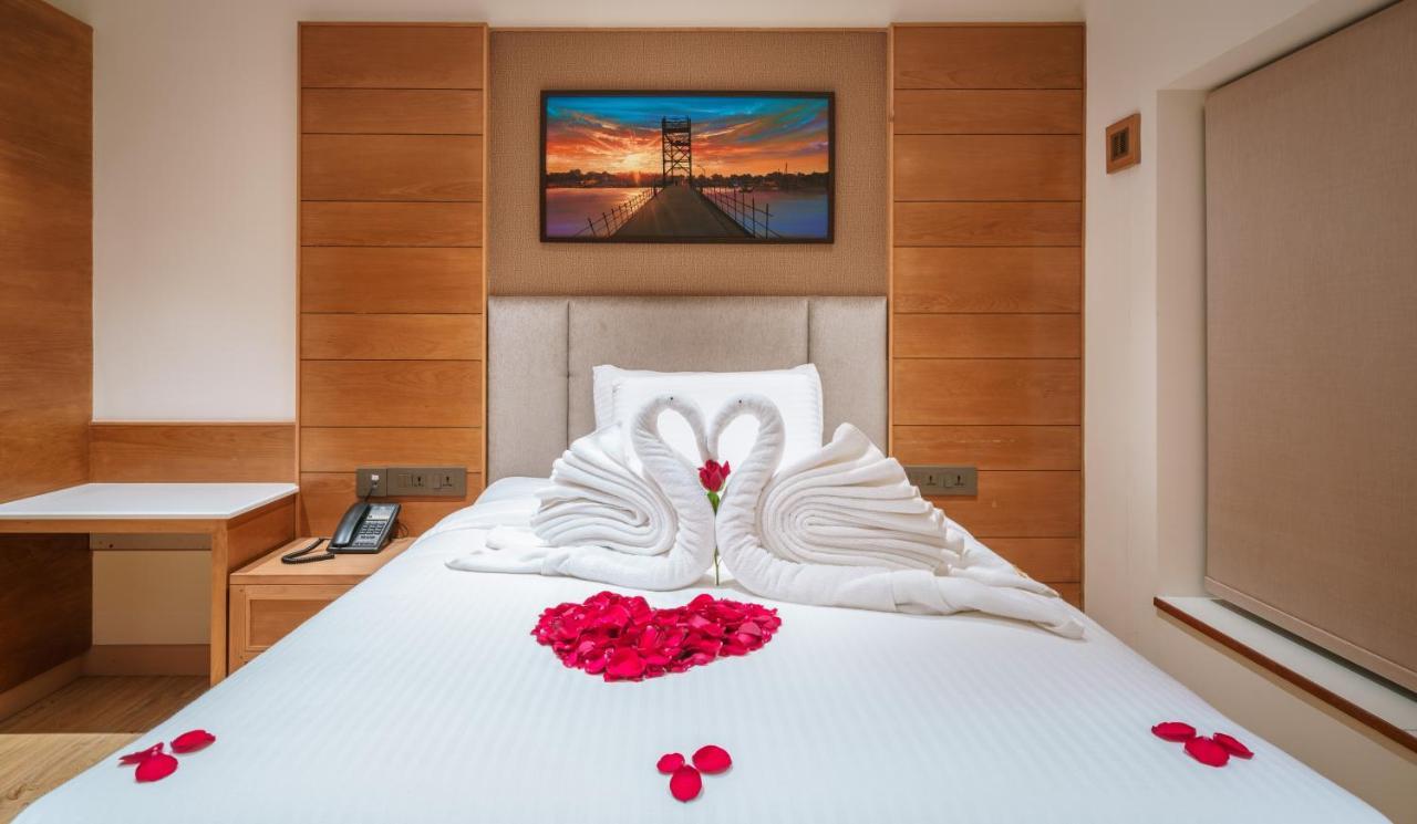 Townbridge Hotels & Suites Kochi Екстериор снимка