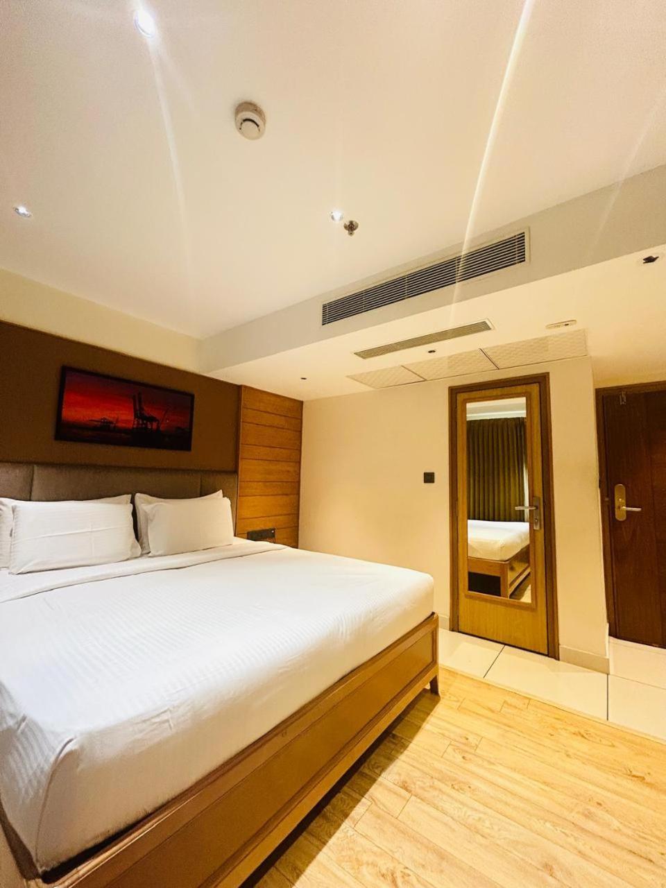 Townbridge Hotels & Suites Kochi Екстериор снимка