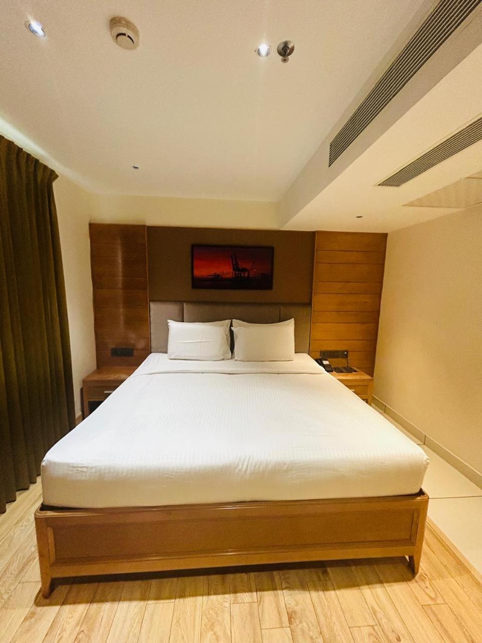 Townbridge Hotels & Suites Kochi Екстериор снимка