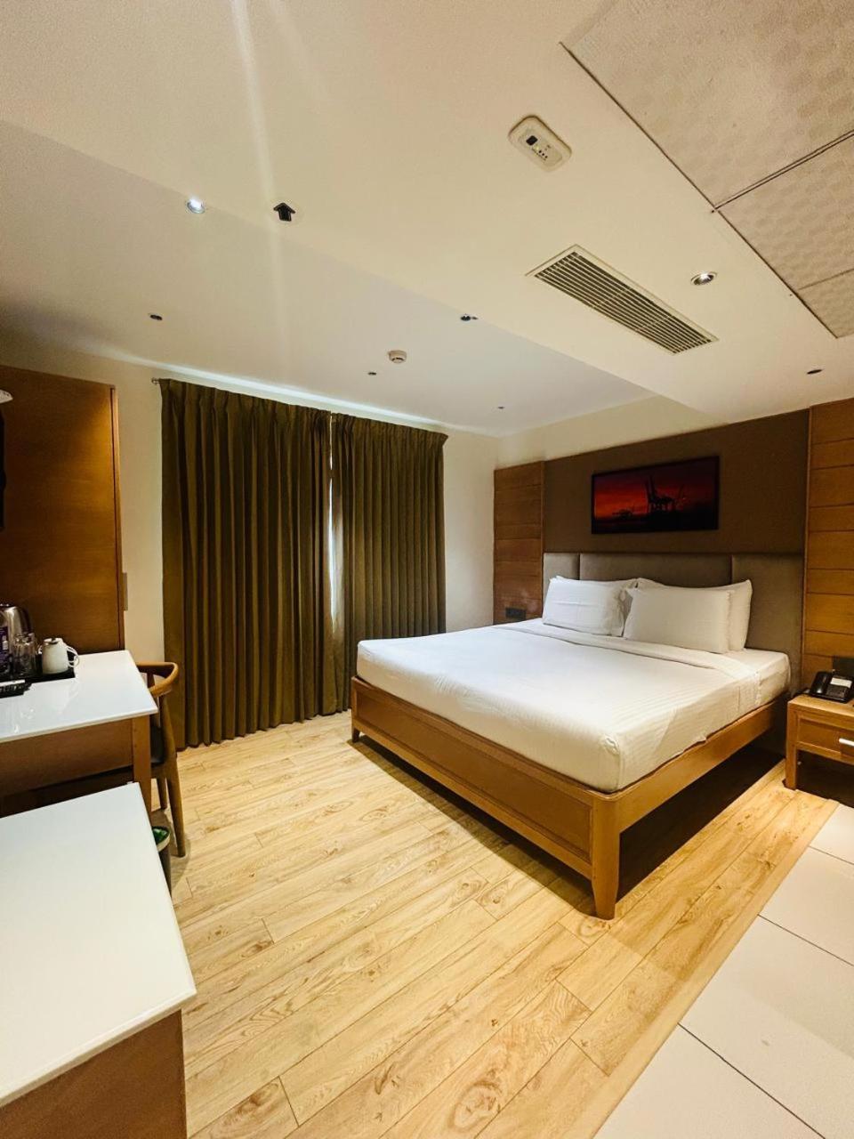 Townbridge Hotels & Suites Kochi Екстериор снимка