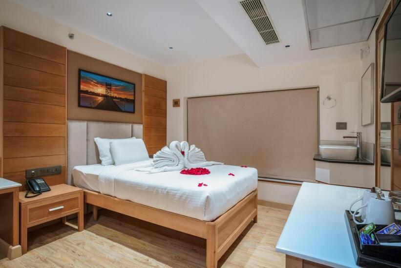 Townbridge Hotels & Suites Kochi Екстериор снимка